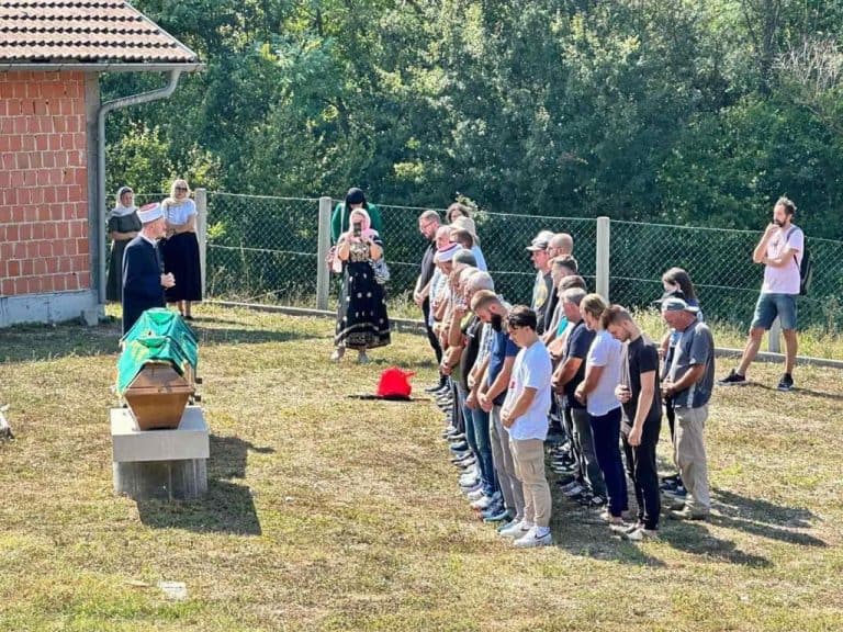 danas je u tuzlanskom naselju simin han obavljena dzenaza i ukop dva migranta koji su se utopili u rijeci drini prilkom pokusaja prelaska iz srbije u bih