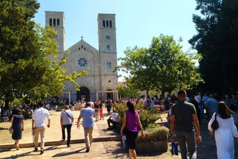 veliki broj vjernika katolika na obiljezavanju blagdana velike gospe u medjugorju i sirokom brijegu