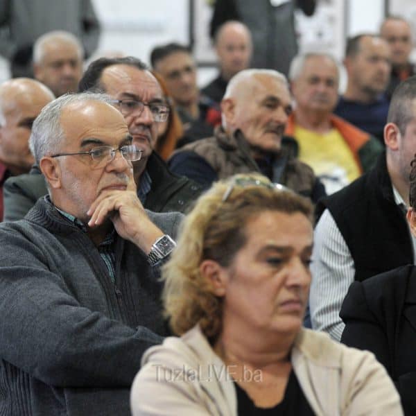 Zbor građana u Kreki: Niko nije došao iz GU Tuzla, skup bojkotovali ‘esdepeovci’ u Savjetu MZ! (Foto/Video)