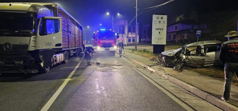 jedna osoba je teze povrijedjena u saobracajnoj nesreci na husinu kada je automobil podletio pod prikoliciu slepera