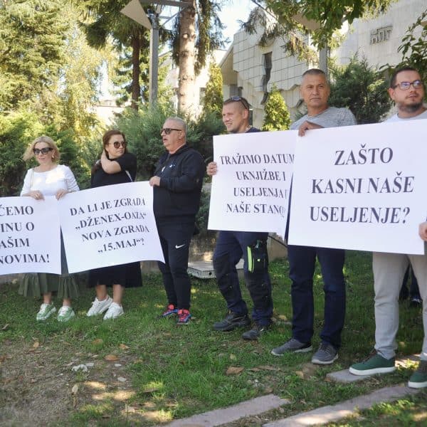 kupci stanova u tuzlanskom naselju oaza odrzali mirno okupljanje ispred sjedista firme dzenex koja im jos nije predala kluceve za useljenje iako je ono bilo planirano za kraj prosle godine