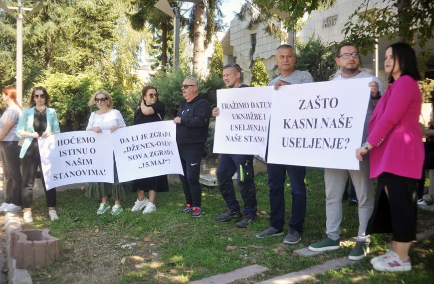 Kupci stanova u tuzlanskom naselju Oaza organizovali mirno okupljanje (Foto)