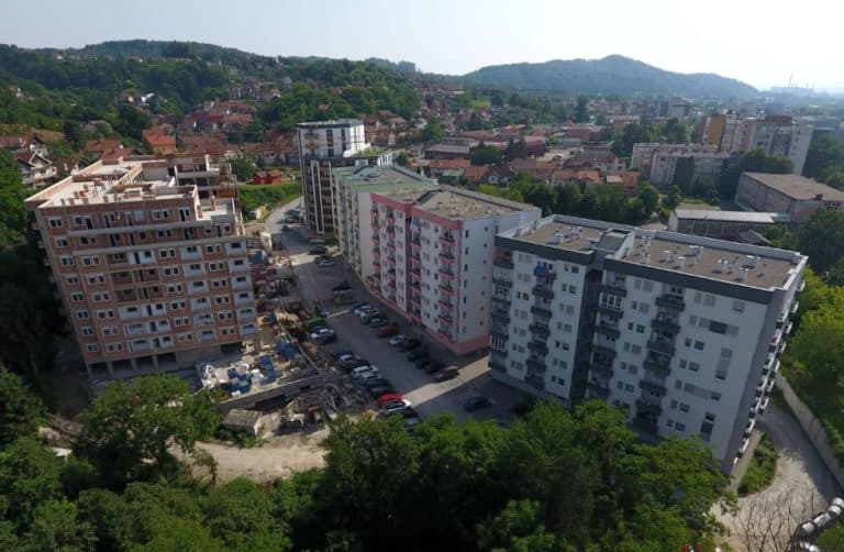 stanari tuzlanskog naselja oaza najavili protest povodom probijanja roka izgradnje stanova u koje su trebali useliti jos krajem prosle godine