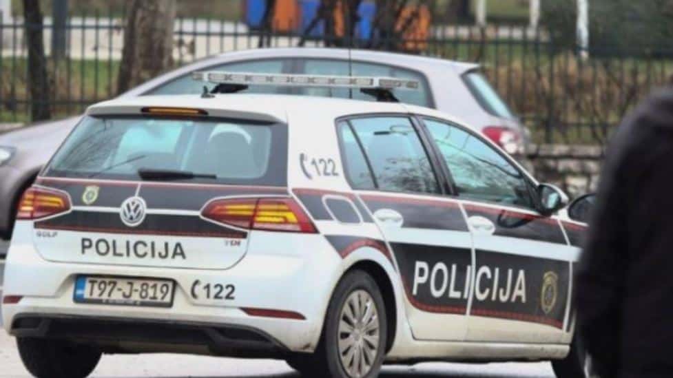 jutros je ispred srednje skole metalskih zanimanja u sarajevu doslo do pucnjave jedan ucenik je upucao drugog u nogu policija je na terenu