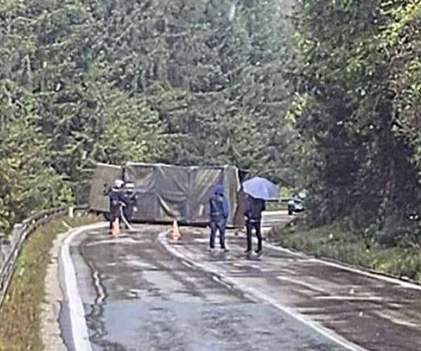 na putu tujzla - sarajevo u mjestu bakici kod olova prevrnuo se kamion oruzanih snaga bih povrijedjen vozac