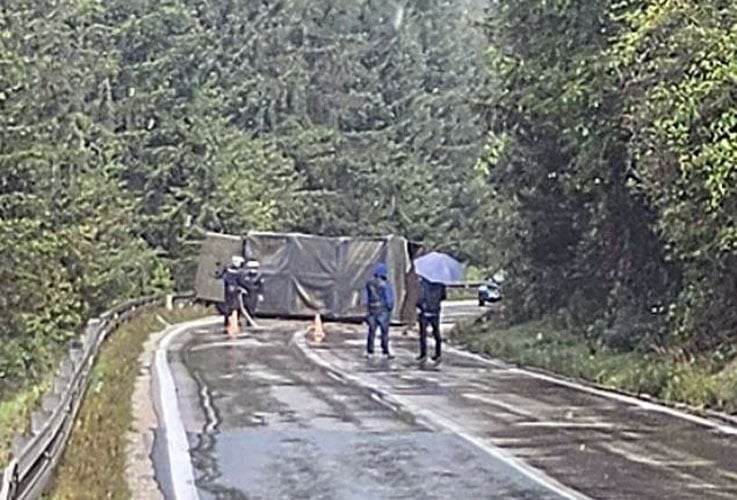 na putu tujzla - sarajevo u mjestu bakici kod olova prevrnuo se kamion oruzanih snaga bih povrijedjen vozac