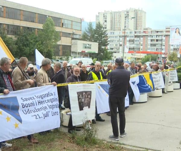 logorasi bih protestuju ispred zgrade vlade fbih