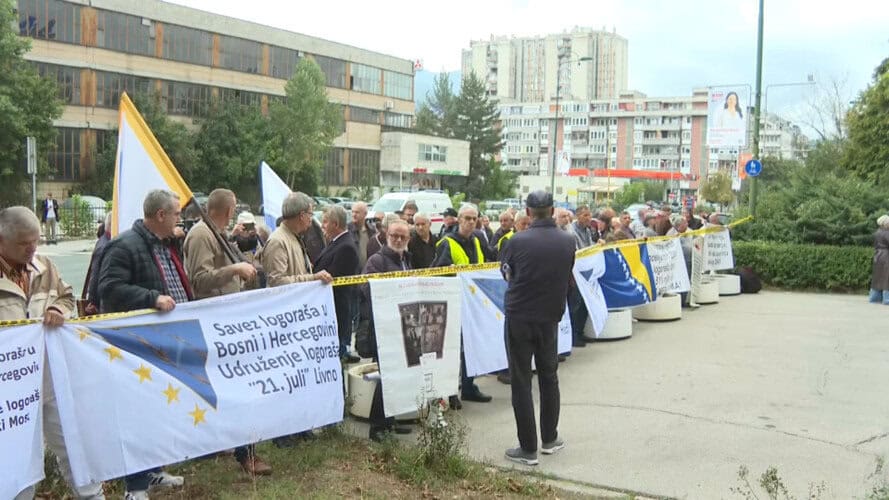 logorasi bih protestuju ispred zgrade vlade fbih