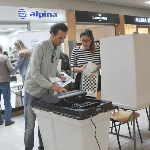 U Tuzli održano testno glasanje uz upotrebu optičkih skenera (Foto)