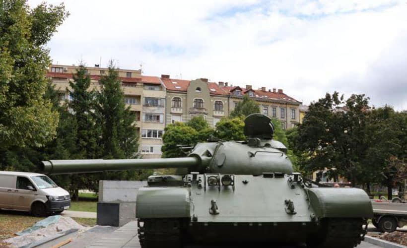 tenk postavljen u parku u sarajevu predstavljat ce spomenik posvećen bosanskim specijalcima odreda