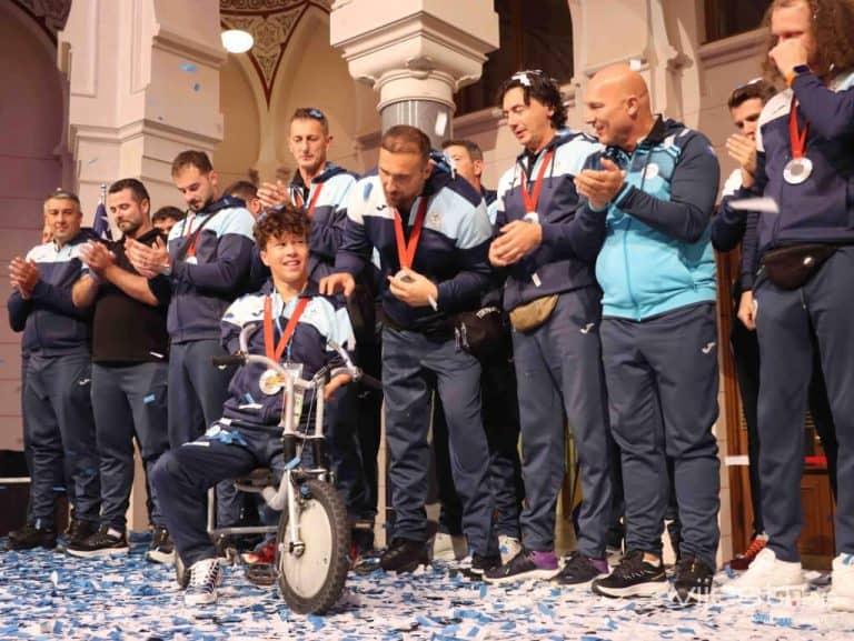 u sarajevu na svecan nacin docekani isamil barlov i reprezentativci bih u sjedecoj odbojci koji su na paraolimpijskim igrama u parizu osvojili srebrne medalje