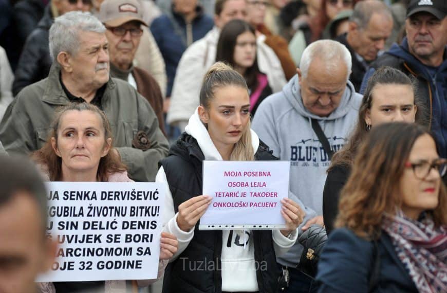 Protesti u Tuzli zbog problema onkoloških pacijenata i nabavke linearnog akceleratora (Foto/Video)