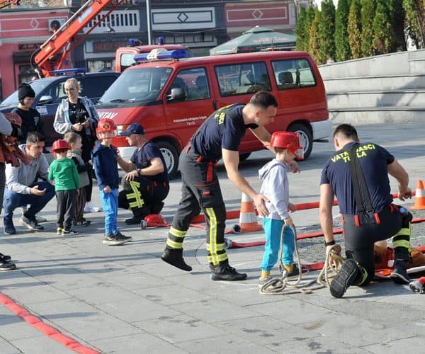 danas je na trgu slobode u tuzli uprilicen dan otvorenih vrata pvj tuzla