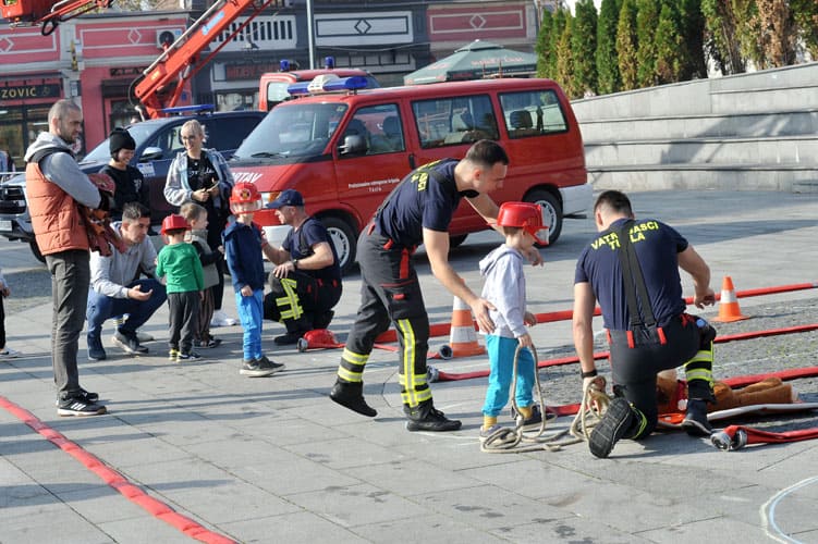 danas je na trgu slobode u tuzli uprilicen dan otvorenih vrata pvj tuzla