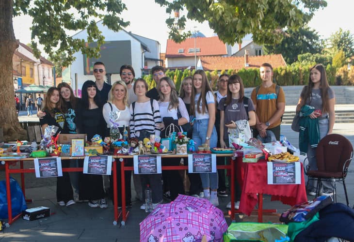 na trgu slobode u tuzli odrzan humanitarni bazar u organizaciju udruzenja zemlja djece u bih i clanova budi musko za pomoc poplavljenim podrucjima u bih