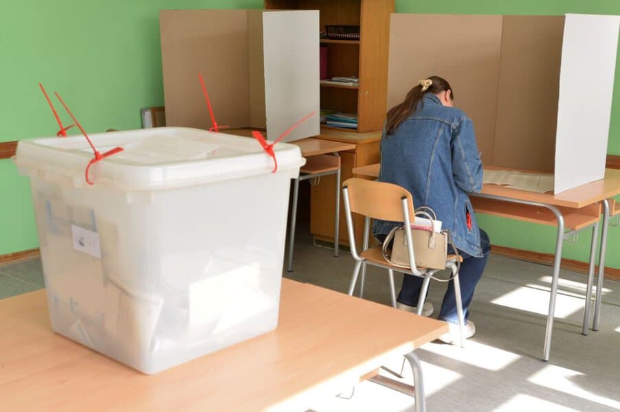 u tuzlanskom naselju simin han odredjeno glasacko mjesto za gsanje u odsustvu za prijevremen predsjednicke izbore u rs