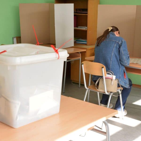 u tuzlanskom naselju simin han odredjeno glasacko mjesto za gsanje u odsustvu za prijevremen predsjednicke izbore u rs