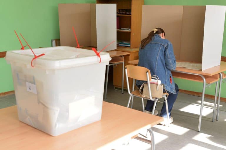 u tuzlanskom naselju simin han odredjeno glasacko mjesto za gsanje u odsustvu za prijevremen predsjednicke izbore u rs