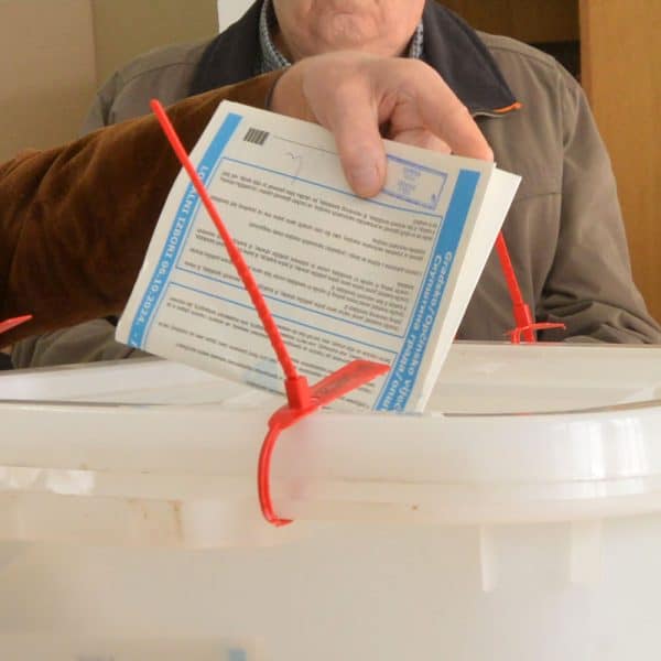 na izbornom glasackom mjestu kod doboja doslo do incidenta pijani clan ujedinjene srpske nokautirao posmatraca iz bh zeleni