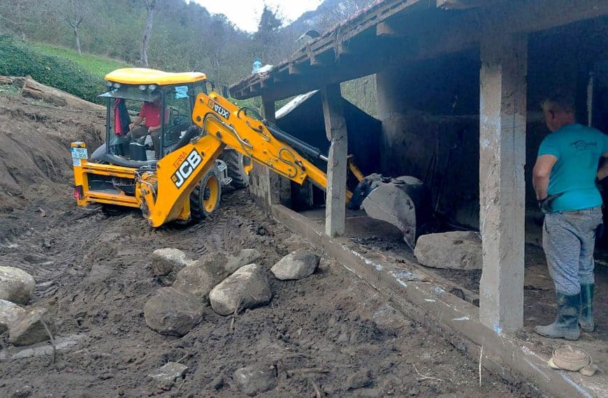 Ljudi i strojevi iz Tuzle pomažu u sanaciji šteta u Jablanici (Foto)