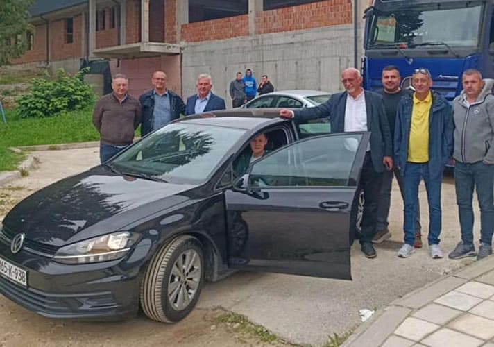 privrednici opcine grude jucer su ustanovi bakovici u fojnici poklonili vrijednu donaciju kao pomoc u saniranju stete od poplava a zena kkoja je izgubila svoj automobil spasavajuci druge dobila je novi