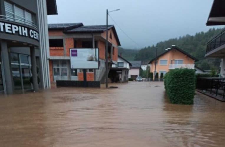 ogromne kolicine kise napravile velike probleme u nekom dijelovima bih u kiseljaku ulice pod vodom poplavljene porodicne kuce teska situacija i u kresevu