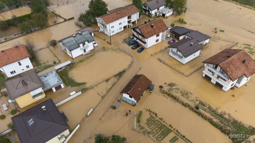 humanitarac iz novog pazara Hajriz Brčvak i kolega iz mostara admir rahimic donirat ce 40 automobila porodicama pogodjenim poplavama u bih