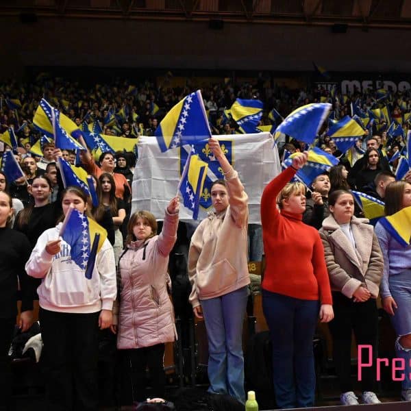 Manifestacijom „Mojoj domovini“ hiljade učenika čestitalo Dan državnosti BiH (Foto)