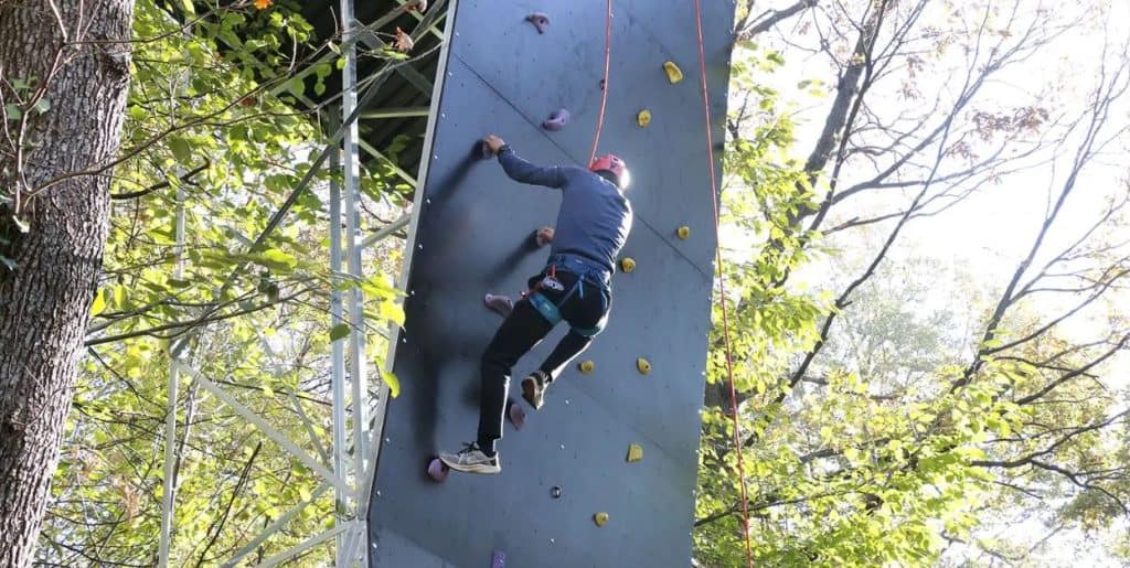 na tuzlanskom izletistu ilincica otvoren adrenalinski park sa stijenom za penjanje ziplajnom i drugim pustolovinama