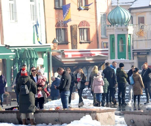 Lijepa atmosfera vlada u centru Tuzle povodom Dana državnosti BiH (Foto)