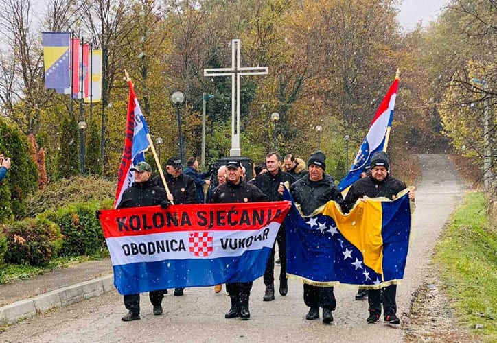 kolona sjecanja gornja obodnica - vukovar nakon polaganja svijeca na spomen obiljezje poginulim obodnicanima kolona je iz tuzle krenula prema vukovaru