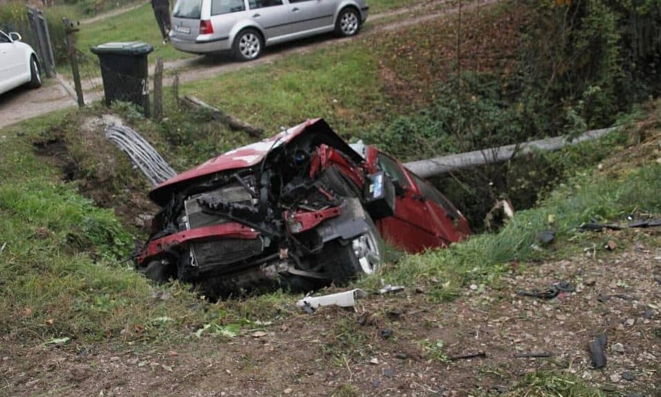 jedna osoba je povrijedjena u mjestu babajici kod kalesije kada je vozac izgubio kontrolu nad vozilom i sletio sa ceste