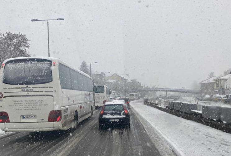 jak snijeg pada u tuzli nakon sto je duvao snazan vjetar i padala kisa