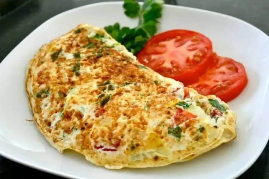 omlet sa povrcem idealan je obrok za dorucak kako bi bili siti tokom dana