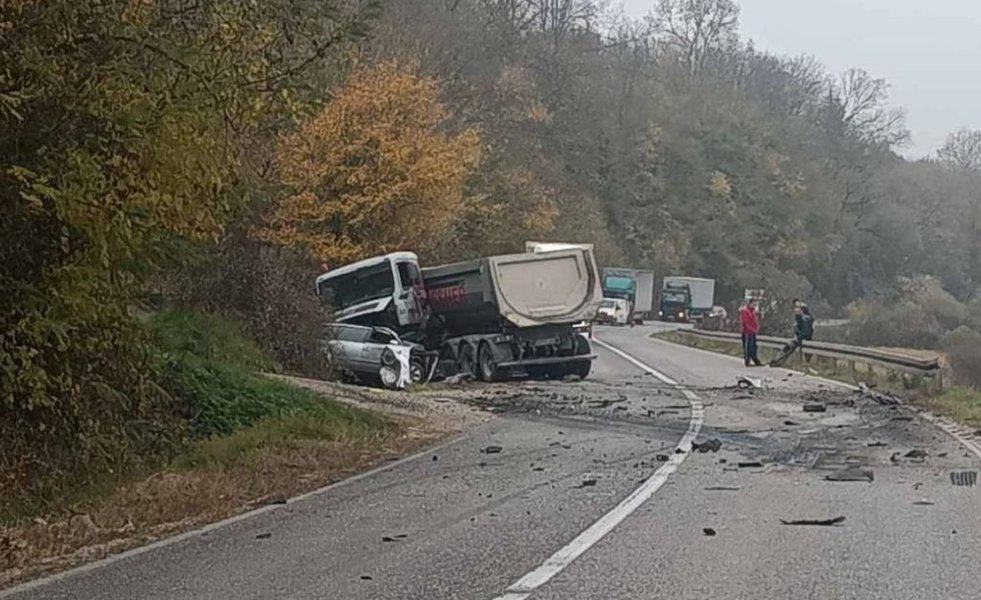 u sudaru kamiona i automobila na putu prnjavor - derventa pčoginula jedna osoba