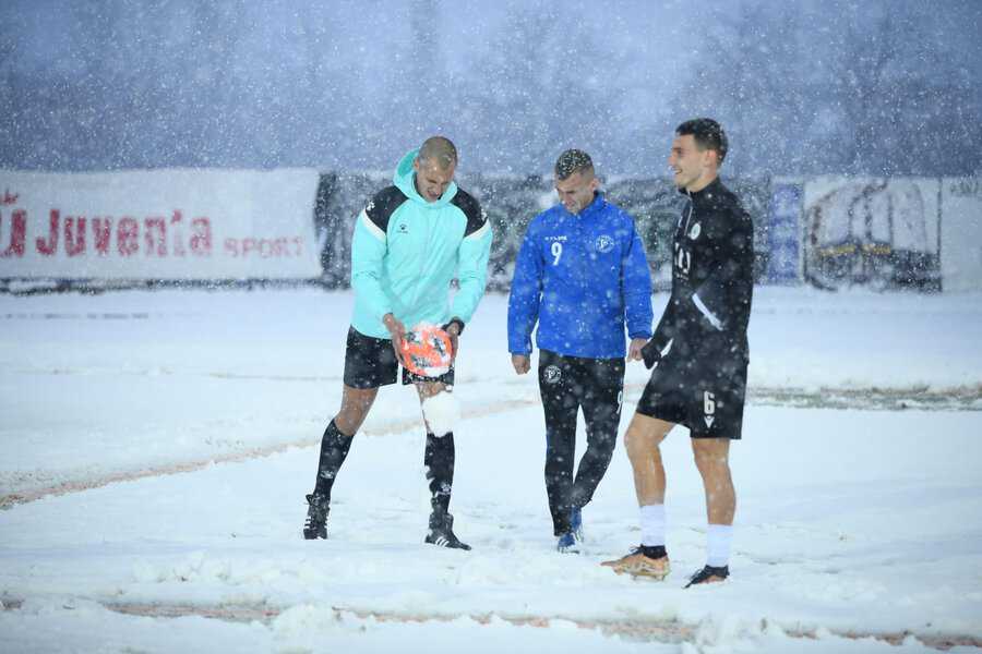 Zbog snijega otkazana utakmica Radnik – Zrinjski, Ultrasi se sukobili s policijom! (Foto/Video)