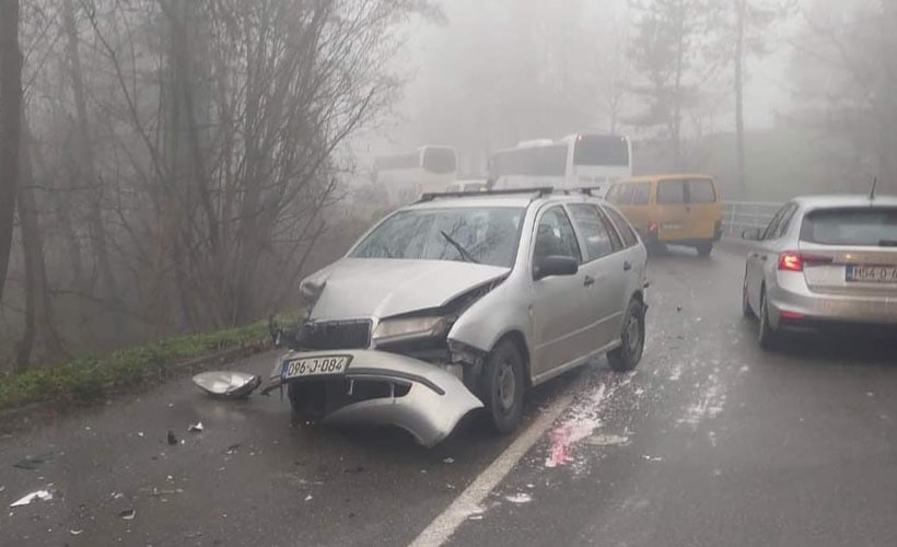 u sudaru autobusa i dva automobila jutros u par selu povrijedjene tri osobe