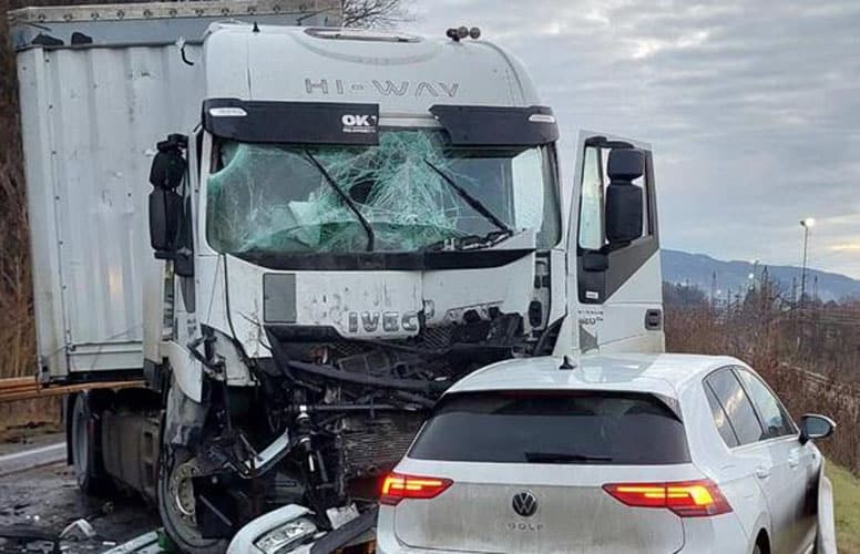 na magistralnom putu m-17 doslo je do saobracajne nesrece te se ocekuju poteskoce u saobracaju na ovoj dionici