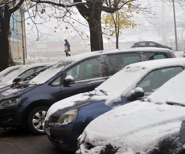 Prvi ovosezonski snijeg u Tuzli nije napravio veće probleme (Foto)