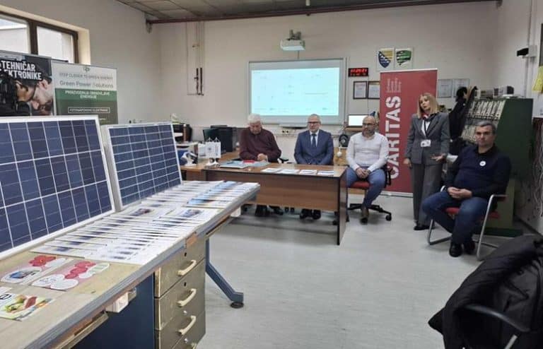 u elektrotehnickoj skoli prezentirana solarna elektrana koju su izgradili ucenici ove obrazovne ustanove