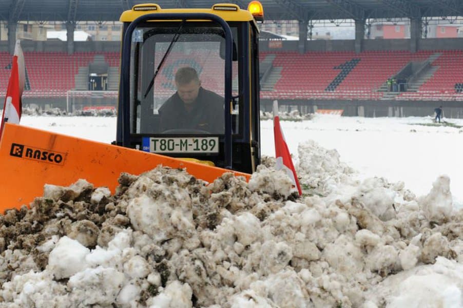 radi losih vremenskih prilika odgodjena utakmica 14 kola wwin lige bih izmedju fk sloboda i fk borac osim nje odgodjene su jos dvije utakmice