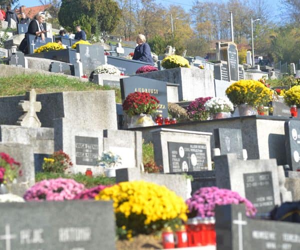 blagdan svih svetih obiljezen na katolickom groblju boric u tuzli