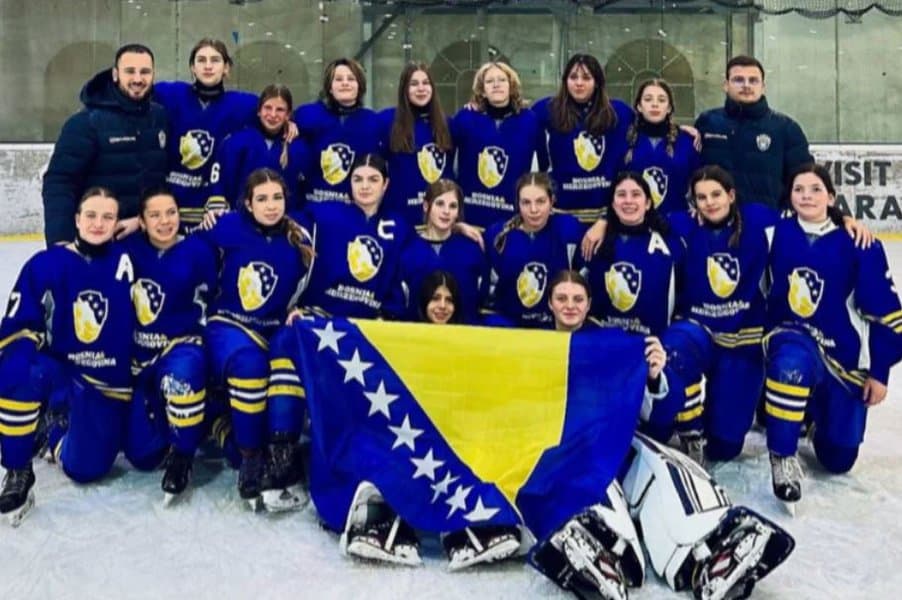 u18 zenska hokejaska reprezentacija bih napravila najveci uspjeh u historiji ovog sporta pobjedama na turniru u sarajevu nad tri favorizirane ekipe iz regiona