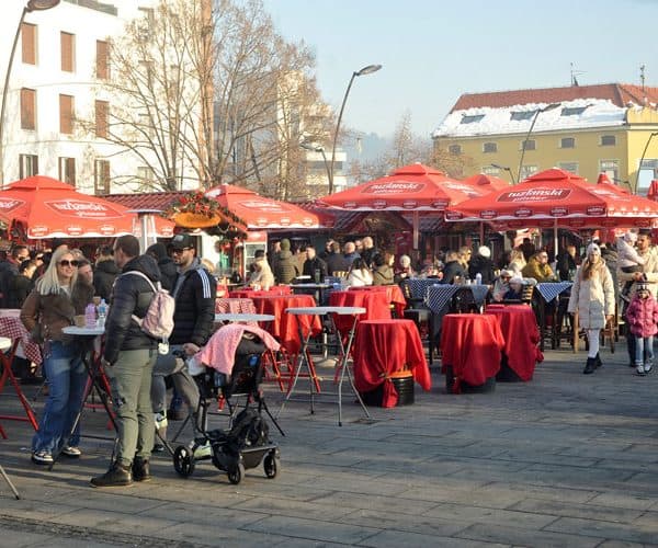 vesela atmosfera u centru tuzle pred vecerasnji docek nove 2025 godine