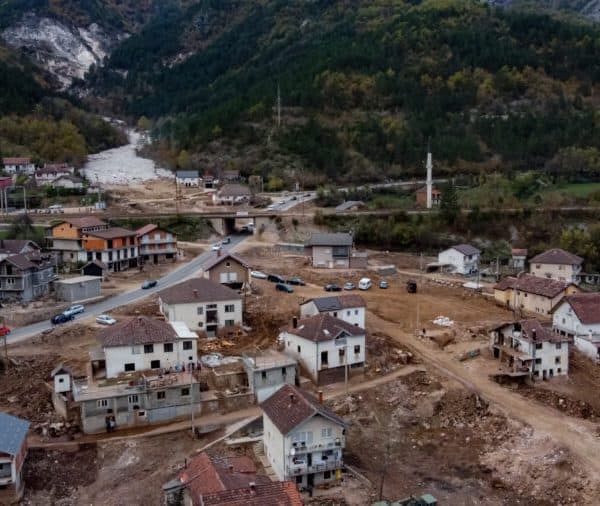 udruzenje pomoz ba pomoglo djecaku koji je prezivio poplave u jablanici i ostao bez roditelja