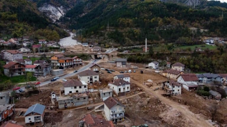 udruzenje pomoz ba pomoglo djecaku koji je prezivio poplave u jablanici i ostao bez roditelja