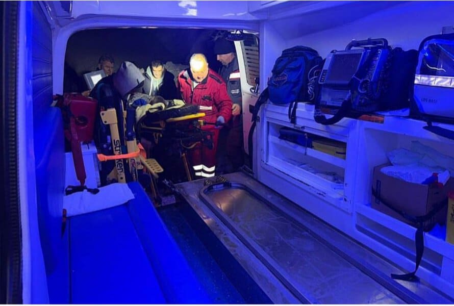 sluzbenici hitne pomoci banja luka se cetiri sata probijali kroz snijezne nanose kako bi dosli do djeteta kojem je bila potrebna njoihoba pomoc