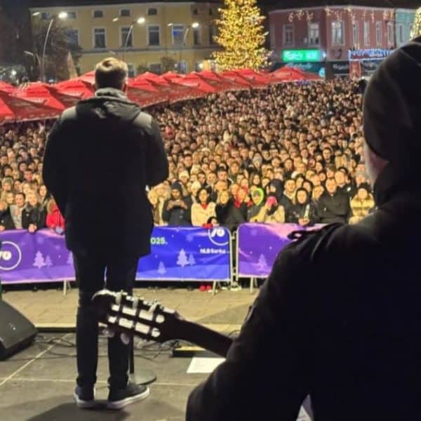 sinoc je na trgu slobode koncertom mirze selimovica pred velikim brojem gradjana otvorena manifestacija zima u tuzli