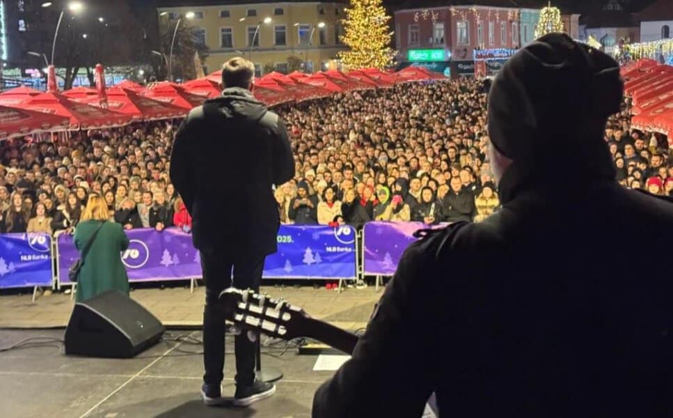 sinoc je na trgu slobode koncertom mirze selimovica pred velikim brojem gradjana otvorena manifestacija zima u tuzli