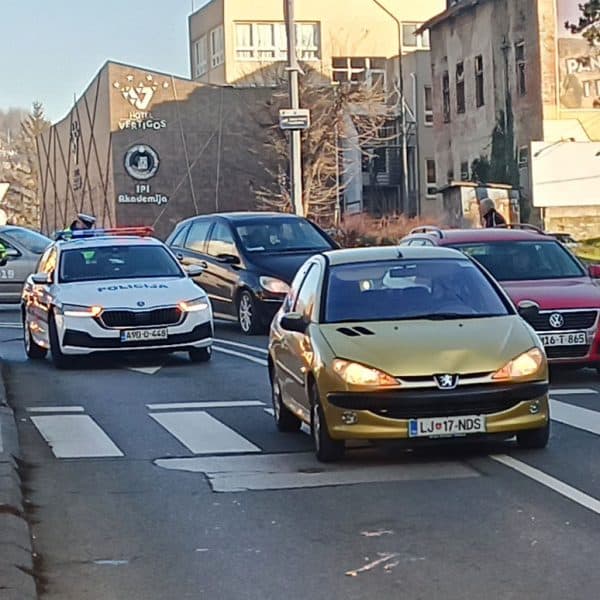 Pješakinja povrijeđena u saobraćajnoj nesreći koja se dogodila na tuzlanskom Skveru (Foto)